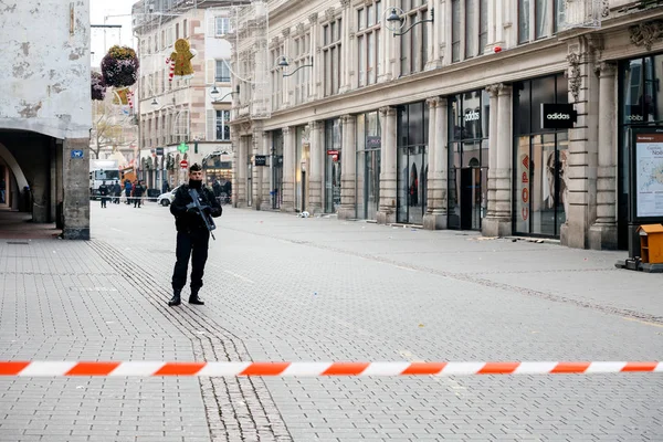 Офіцер поліції surveilling Страсбурга, вбивство терористичних зони — стокове фото