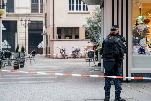 Rue du Saumon asegurada por agentes de policía armados después de un terrorista — Foto de Stock