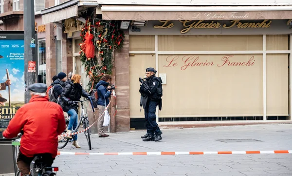 Rue du Saumon zabezpieczone przez uzbrojonych policjantów po terroryzmu — Zdjęcie stockowe