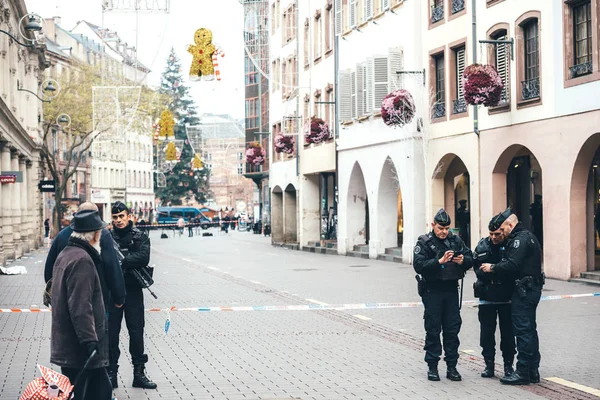 Polizia sorvegliare scena dell'attacco terroristico dopo l'attacco Strasbour — Foto Stock