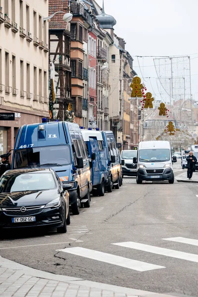 Politie bestelwagens en officieren beveiligen surveilling Kerstmarkt ik — Stockfoto
