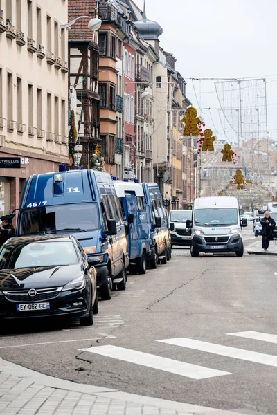 Polizeiwagen und Beamte sichern die Überwachung des Weihnachtsmarktes — Stockfoto