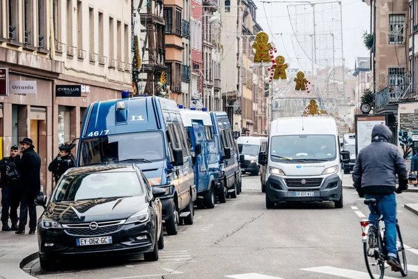Polizeiwagen und Beamte sichern die Überwachung des Weihnachtsmarktes — Stockfoto