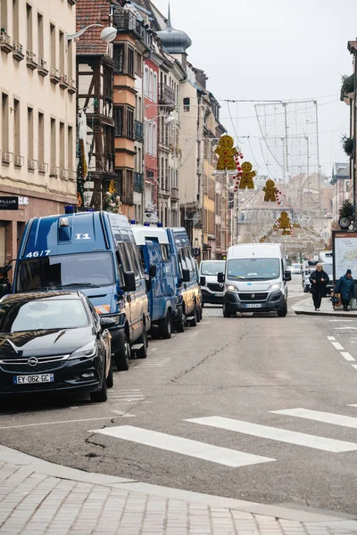 Polizeiwagen und Beamte sichern die Überwachung des Weihnachtsmarktes — Stockfoto