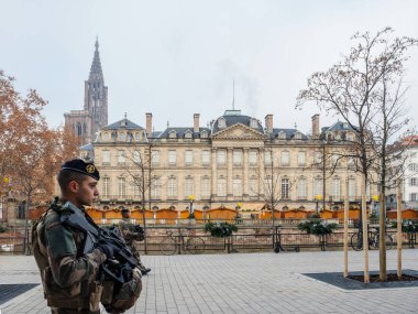 Silahlı vigipirate polis Strasbourg sokakları göz hapsinde 