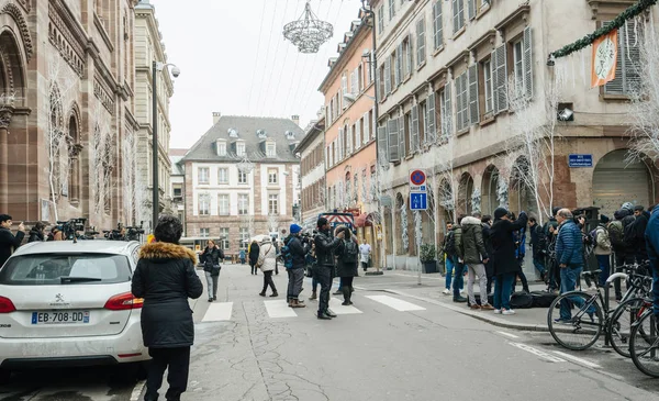 Periodistas reunidos en la Rue Des Orfevres tras terrorista en —  Fotos de Stock