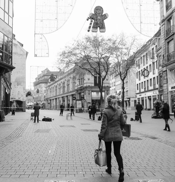法国斯特拉斯堡 2018年12月11日 斯特拉斯堡圣诞市场地区恐怖袭击发生后 妇女走向安全区 — 图库照片