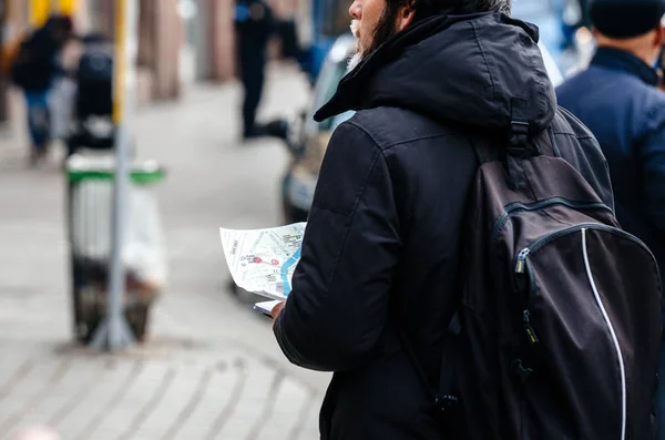 Uomo che legge la mappa con le indicazioni per Christmas MArket — Foto Stock