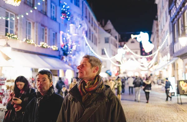 Návštěvníci na klidný Merciere Rue v centru Štrasburku vánoční Ma — Stock fotografie