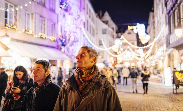 Visitors on calm Rue Merciere in central Strasbourg Christmas Ma — Stock Photo, Image