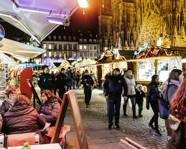 Noel pazarı kafede huzurlu gıda zevk insanlar — Stok fotoğraf