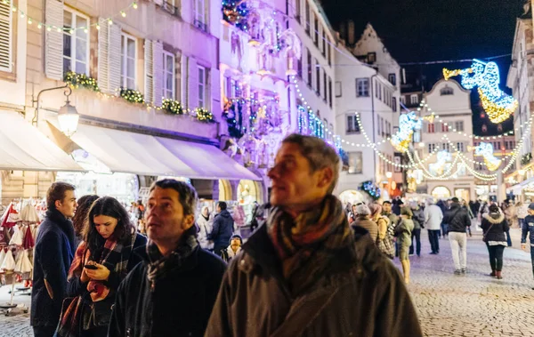 Nyugodt Rue Merciere, a központi Strasbourg karácsony Ma a látogatók — Stock Fotó