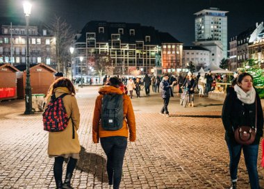 Yas Strazburg yürüyen insanlar ödeme haraç t