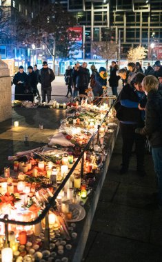 Haraç Terro mağdurlarına ödeme Strasbourg kişilerde yas