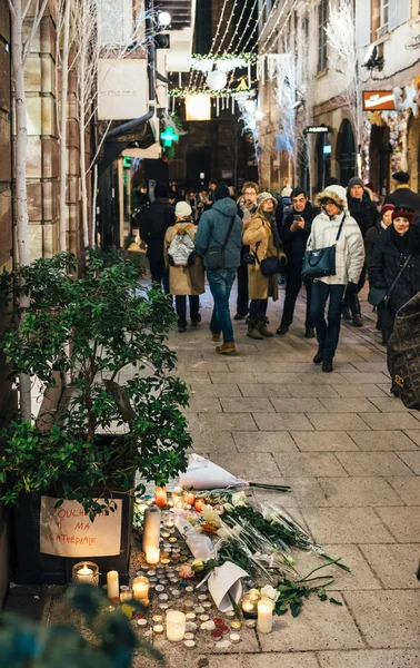 Trauer in Straßburg: Menschen gedenken der Opfer des Terrors — Stockfoto