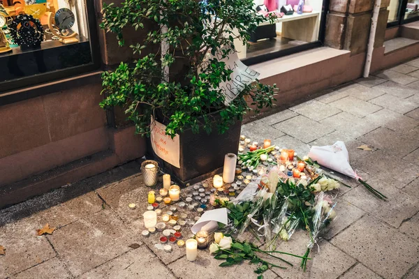 Mourning in Strasbourg people paying tribute to victims of Terro — Stock Photo, Image