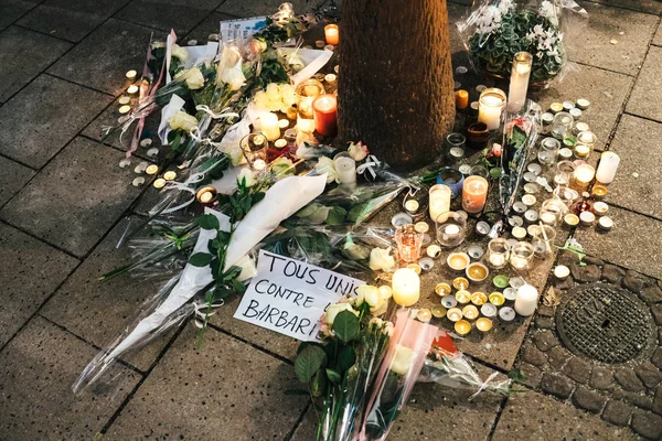 Trauer in Straßburg: Menschen gedenken der Opfer des Terrors — Stockfoto