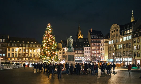 Rouw in Straatsburg mensen hulde brengen aan de slachtoffers van Terro — Stockfoto