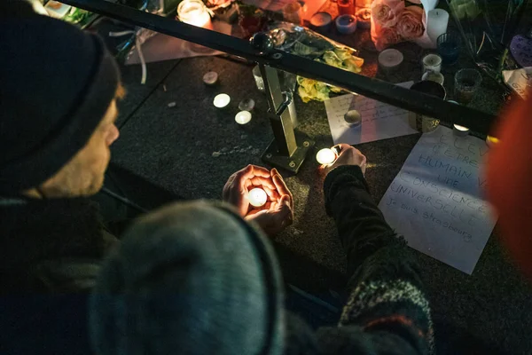 ストラスブールの人々 がテロの犠牲者に敬意を払って、喪に服す — ストック写真