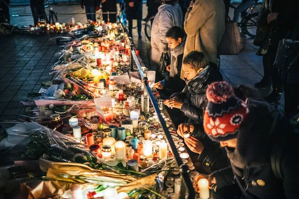 Trauer in Straßburg: Menschen gedenken der Opfer — Stockfoto