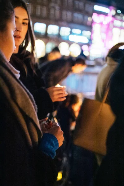 Smutek v Štrasburku lidí vzdávající hold obětem Tero — Stock fotografie