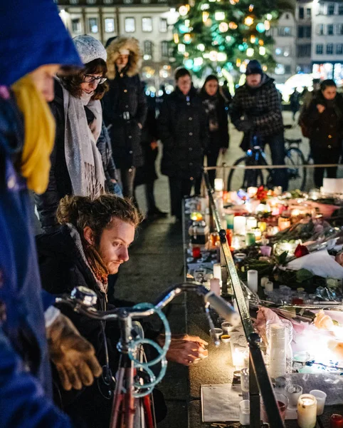 Trauer in Straßburg: Menschen gedenken der Opfer des Terrors — Stockfoto