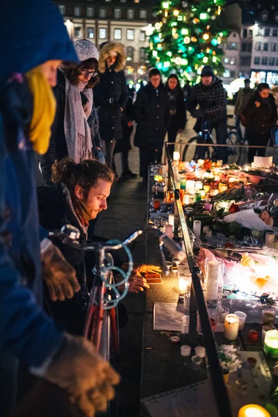 Mourning in Strasbourg people paying tribute to victims of Terro — Stock Photo, Image