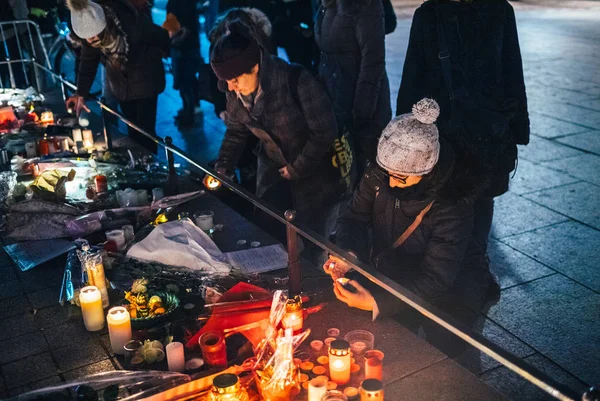 Frauen trauern in Straßburg und gedenken der Opfer von — Stockfoto