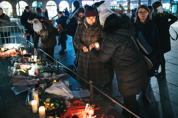 Mujeres de luto en Estrasburgo rindiendo homenaje a las víctimas de — Foto de Stock