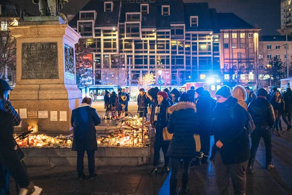 Trauer in Straßburg: Menschen gedenken der Opfer des Terrors — Stockfoto