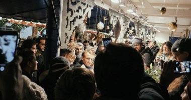 Fransa Cumhurbaşkanı Emmanuel Macron kalabalık ile Noel pazarında