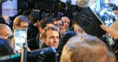 Fransa Cumhurbaşkanı Emmanuel Macron kalabalık ile Noel pazarında