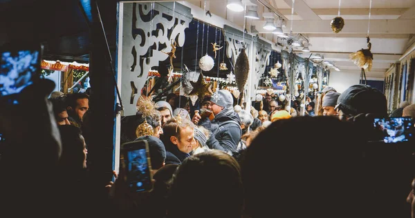 Французький президент Еммануель знаком довготи на Різдвяний ринок з натовпу — стокове фото