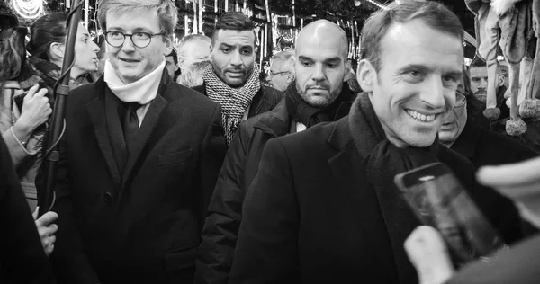 Presidente francês Emmanuel Macron no Mercado de Natal com multidão — Fotografia de Stock