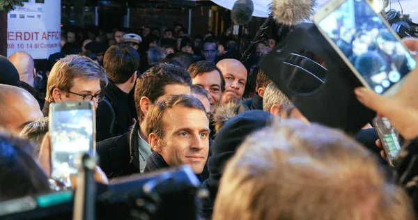 El presidente francés Emmanuel Macron en el mercado de Navidad con multitud — Foto de Stock