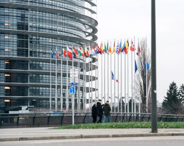 Fransız bayrağı yarıya Avrupa Parl önünde, uçar