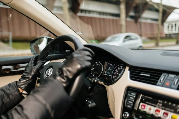 Жінку водіння всередині автомобіля в рукавичках — стокове фото