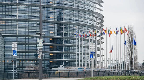 La bandera francesa ondea a media asta frente al Parlamento Europeo — Foto de Stock