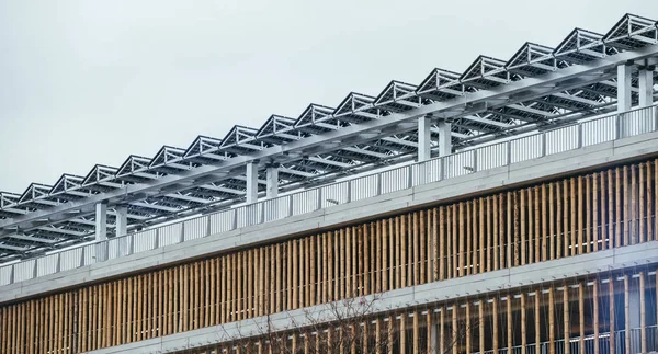 Célula solar en el techo de un edificio moderno — Foto de Stock