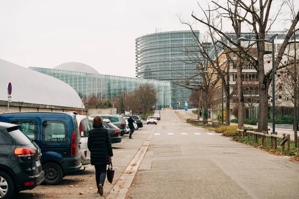 Europaparlamentets byggnad i Strasbourg med bilar parkerade nära — Stockfoto