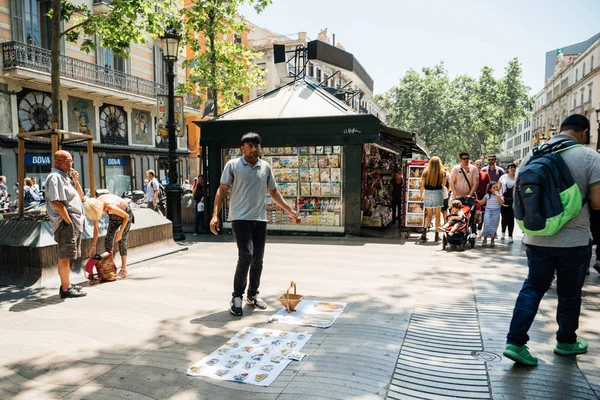 Man, sprzedaż pamiątek na La Rambla — Zdjęcie stockowe