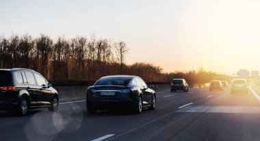 Birden çok araba sürüş ile Alman autobahn