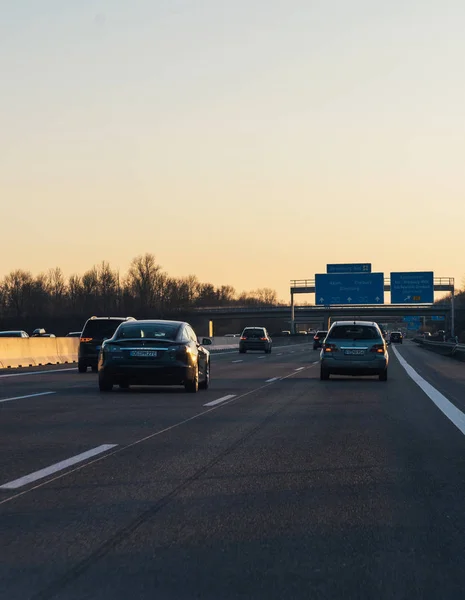 Tesla P85 och andra bilar på tyska autobahn i skymningen — Stockfoto