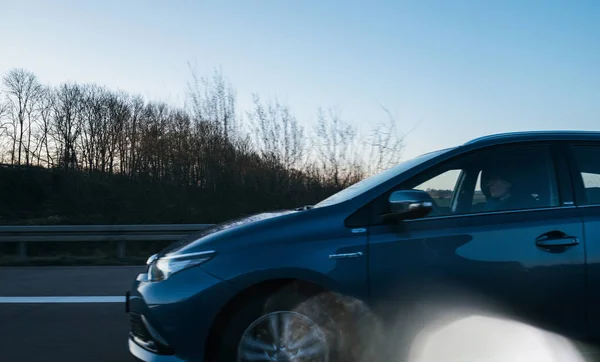 Híbrido elétrico Toyota dirigindo rápido na autobahn alemão — Fotografia de Stock