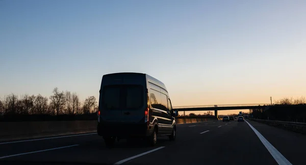 Van silhouet rijden in de schemering op Europese snelweg Duitse autoba — Stockfoto