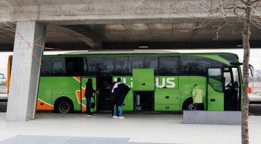 Flixbus Köprüsü'nün altında bekliyor