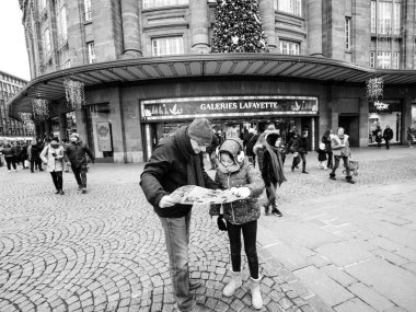 Bekar baba ile kızı okuma harita şehir merkezinde