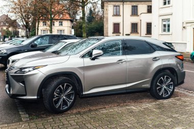 Frangı sokakta yan görünüm Lexus Rx 450h lüks araba park