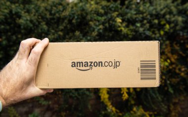 Amazon Japonya ana karton tarafı tutan adam 