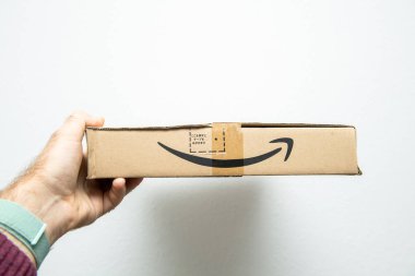 Amazon Japonya Başbakan karton teslimat kutusu parsel